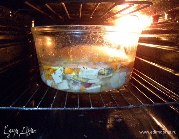 На самом деле все приготовится намного раньше, но я люблю когда все "протомленное". Я готовлю в емкости от Аэрогриля. Она стеклянная и очень удобная. Крышка - крышка от сковородки. Просто снимаю с нее ручку. Полычается дырочка, через которую выходит пар. Плюс видно, когда вода закипает. 