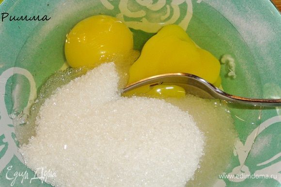 Тесто вы можете сделать по рецепту Галиюши, http://www.edimdoma.ru/recipes/33787 только добавьте цедру. У меня ингредиентов столько, чтобы испечь небольшое количество булочек (12-14 штук). Нам понадобится миксер или комбайн с насадкой для замеса теста. Яйца взбейте с сахаром в миске.