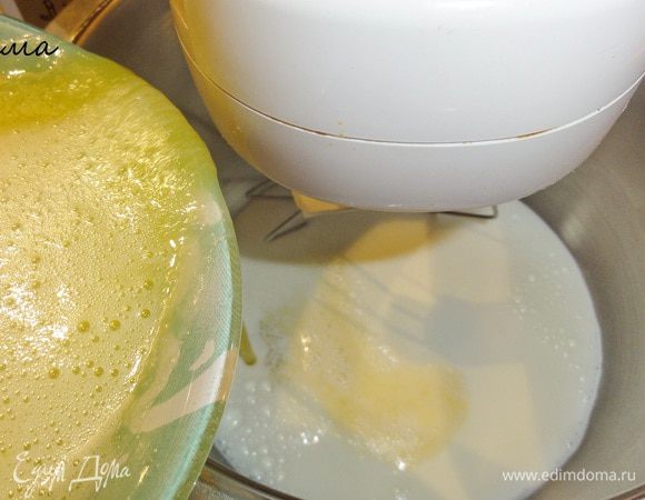 Дрожжи разведите в молоке.  Перелейте все чашу для замеса теста.
Влейте яйца с сахаром в  молоко, добавьте соль и  взбивайте  на средней скорости.
