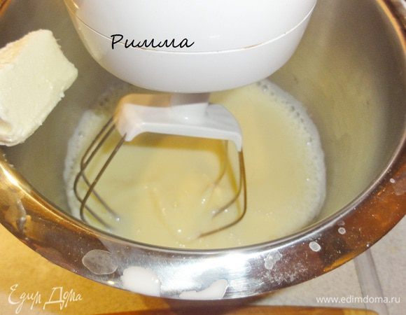 Кусочками положите мягкое сливочное масло.