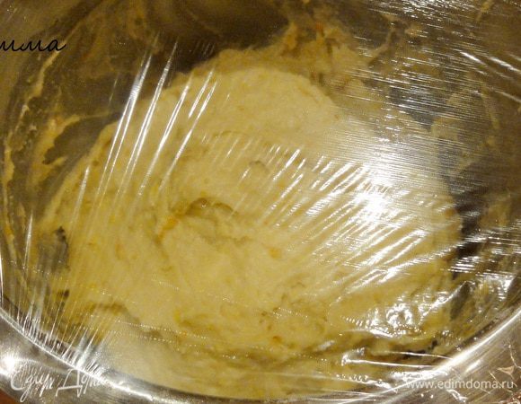 Тесто можно вынуть, а можно оставить в чаше. Оберните чашу пищевой пленкой и уберите в холодильник на ночь.