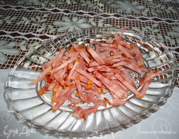 Порезать тонкой соломкой колбасу