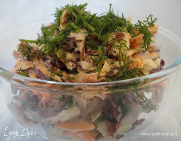 Разделить овощи на две части.В одну часть добавляем колбасу и майонез.Тщательно перемешиваем и украшаем зеленью.Вот "Он" и готов.