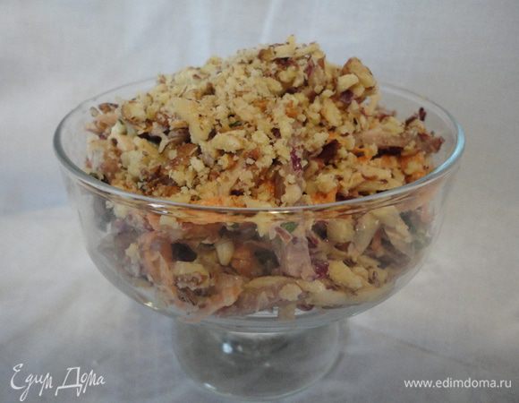 Во вторую часть добавляем половину толченых в ступке орехов и майонез.Перемешиваем,присыпаем оставшимися орехами,и "Она" готова.