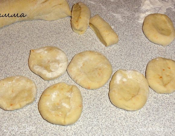 Каждый кусочек прижмите. У вас получатся маленькие лепешки.