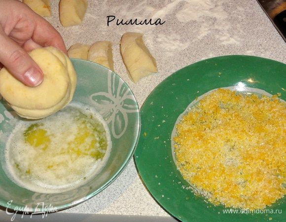 Теперь соберите 3-4 кусочка вместе, обмакните в растопленное масло, а затем в сахар с цедрой.