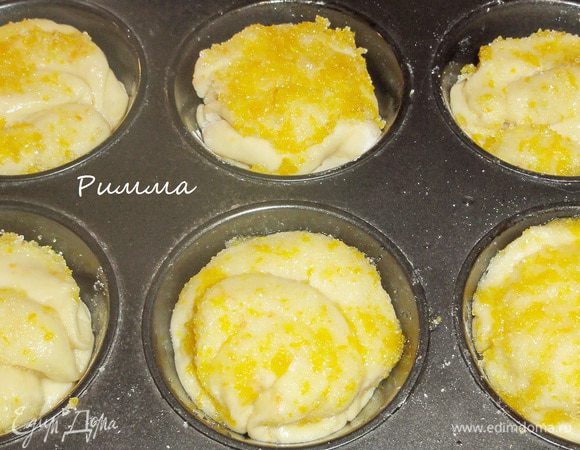 Уложите в формочки и поставьте в теплое место. Когда тесто увеличится в два раза, поставьте выпекать в разогретую до 180 гр. духовку, на 20 минут.