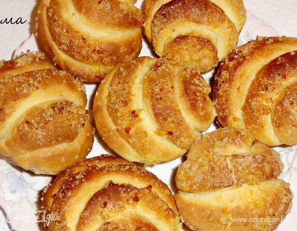 После выпечки булочки можно смазать сливочным маслом.
Если хотите можно на поверхность нанести глазурь из сока апельсина и сахарной пудры…но мои съели так)))
