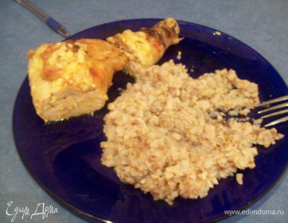  ножки хорошо вымыть и просушить, аккуратно снять кожицу с мяса,. Мясо снять с кости и мелко порезать, посолить и поперчить. пассировать  лук и морковь на растительном масле. Сыр натереть на терке. Смешать мясо, лук, сыр ,морковь и сырое яйцо. Получившимся фаршем заполнить куриные ножки.Сверху посыпать сыром!Поставить в духовой шкаф на 170 градусов на 1 час)Приятного Аппетита)))