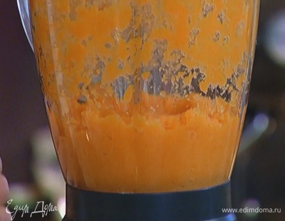 Сладкий картофель почистить, нарезать кубиками и отварить до готовности в кипящей подсоленной воде, затем, слив воду, взбить в блендере в пюре.