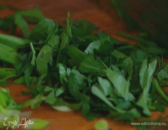 Зеленый лук и петрушку мелко порубить.
