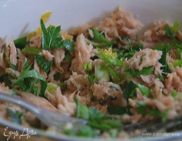 Тунца соединить с зеленым луком, петрушкой и цедрой, слегка посолить, поперчить и перемешать.