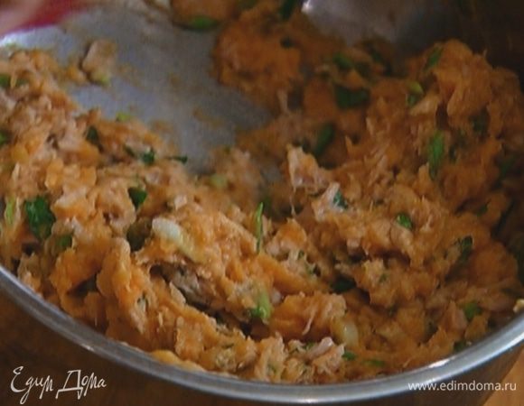 Соединить картофельное пюре с тунцом, еще раз все перемешать.