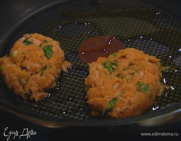 Сформировать из картофельного теста биточки и обжарить их с двух сторон.