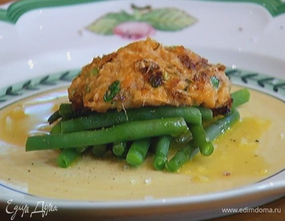 Готовую фасоль выложить на тарелку, сбрызнуть оставшимся оливковым маслом, посолить, поперчить, сверху поместить картофельный биточек.