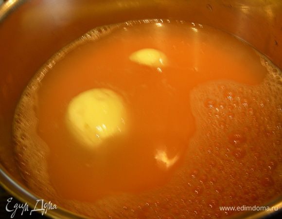 Отвариваем чечевицу, добавив к ней целиком 1 луковицу и зубчик чеснока.