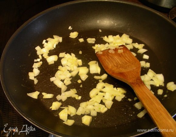 Шинкуем оставшуюся луковицу и чеснок и обжариваем их.

