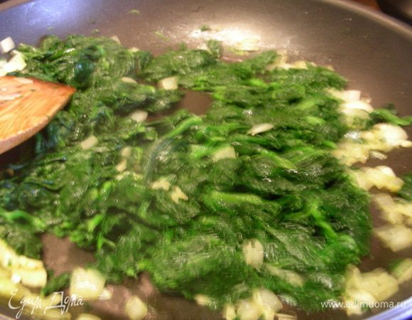  Добавляем к ним шпинат, можно прямо замороженный и готовим, пока вся жидкость не выпарится.
