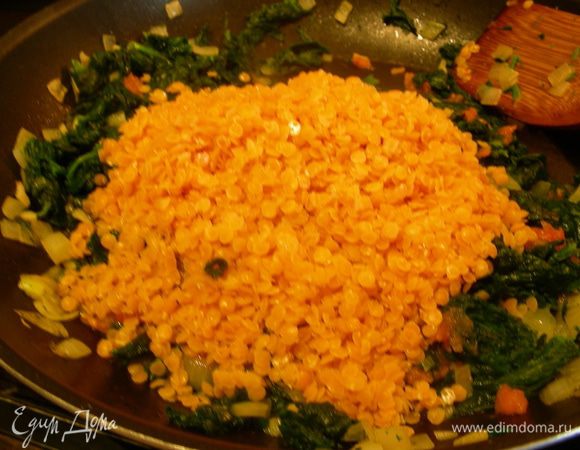 Добавляем чечевицу, солим, перчим по вкусу.Я еще на терке потерла 1 помидор. Добавляем специи, соус, сливки или сметану или йогурт. Готовим на маленьком огне 3 -5 минут.
