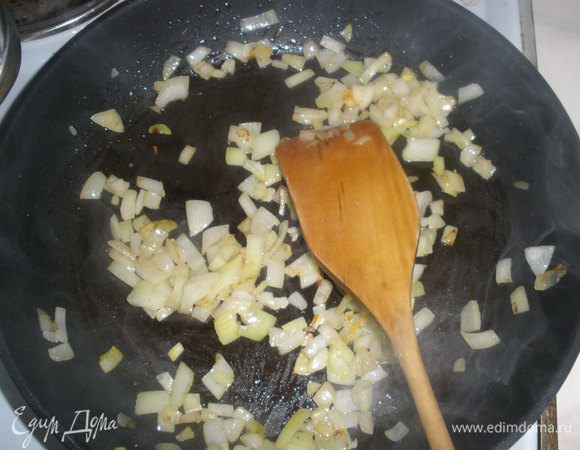 Разогреваем сливочное и оливковое масло, обжариваем лук и чесно к до прозрачности.