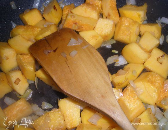 Добавляем тыкву и посыпаем темьяном, обжариваем 5 минут.