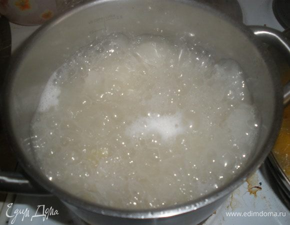 Отвариваем пасту (у меня "бантики") у Джейми тальятелли. На всякий случай необходимо оставить стакан воды с пасты, если тыква покажется суховатой. 