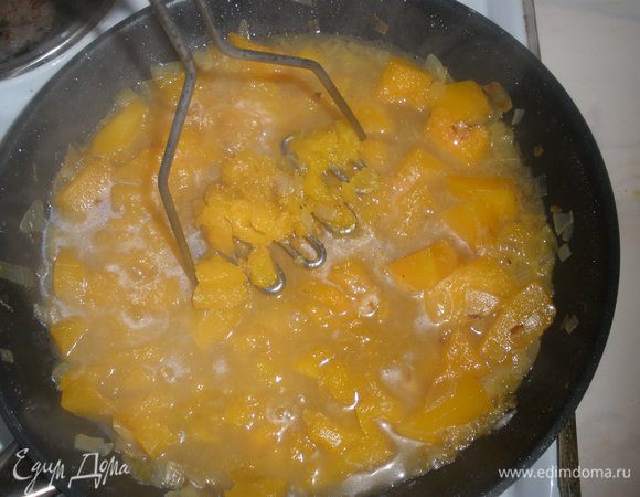 В тыкву заливаем бульон и тушим на медленном огне  под крышкой минут 20, пока она не стнет мягкой. Разминаем ее в пюре. 