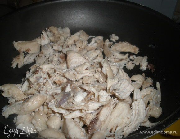 Обжариваем куриной мясо. Я сняла его с окорочков, а из косточек сварила бульон. У джейме судя по фото свиной окорок. Но мне показалось что сюда логичнее курица, раз нужен куриный бульон, да и свинину я не ем. 