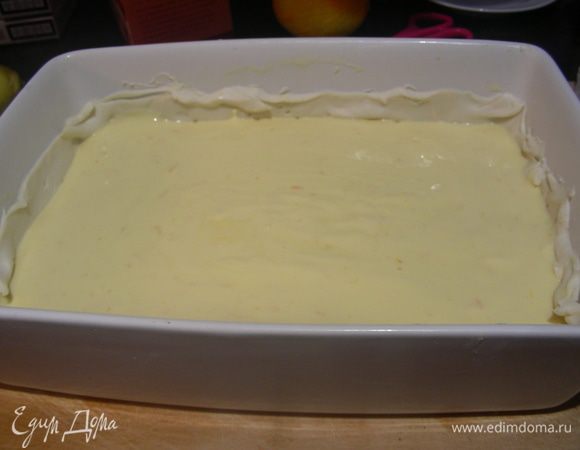 Форму для запекания смазываем маслом, распределяем по ней тесто, немного теста оставляем. Выливаем на него нашу заливку.