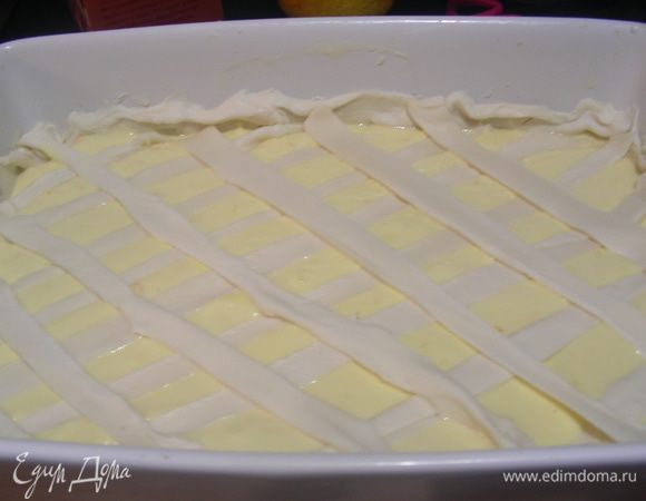 Из оставшегося теста делаем полосочки и выкладываем их сеточкой. (У меня они разной толщины вышли, буду тренироваться)))
