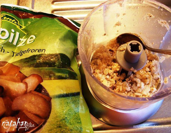 Замороженные белые грибы в размельчителе превратить в мелкую крошку.