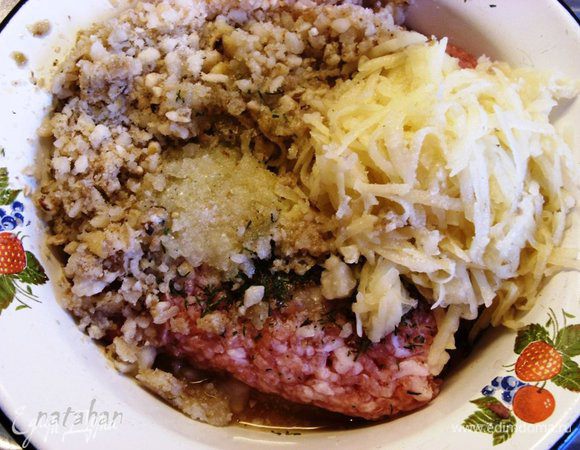 Приготовить всё для фарша.
В миску выложить смешанный мясной фарш, протереть на мелкой тёрке очищенные картофелину и луковицу. Влить белок от яйца и добавить соль, специи и укроп.