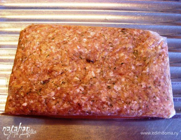 Переложить фарш в целофановый пакет или в кулинарный мешок. У пакета обрезать уголок (1.5 см).