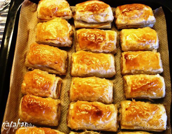 Отправить противень в нагретую до 180 градусов духовку на 20 минут до "зарумянивания". Проверить готовность деревянной шпажкой. Накрыть противень бумажным полотенцем на 20-30 минут.