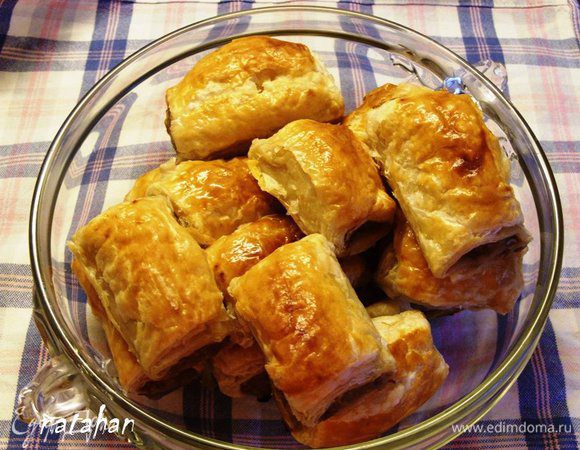 Переложить готовые слоёные палочки в блюдо. Всё готово. Приятного аппетита!