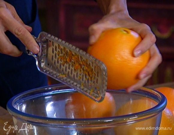 Цедру апельсинов натереть на мелкой терке.