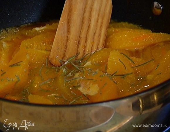 Листья розмарина растереть и добавить к апельсинам, готовить на сильном огне несколько минут.