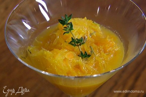 Разложить апельсиновый десерт в бокалы, присыпать листьями тимьяна.