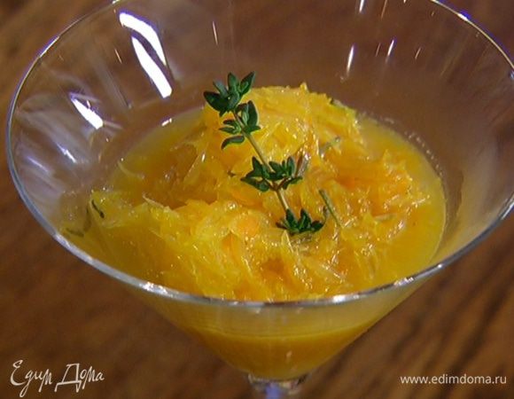 Разложить апельсиновый десерт в бокалы, присыпать листьями тимьяна.