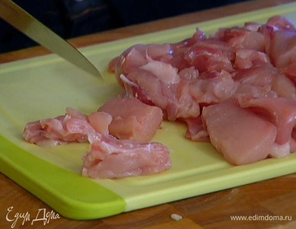 Тушку кролика промыть, разрезать на части, отделить мякоть от костей и порезать небольшими кусочками.