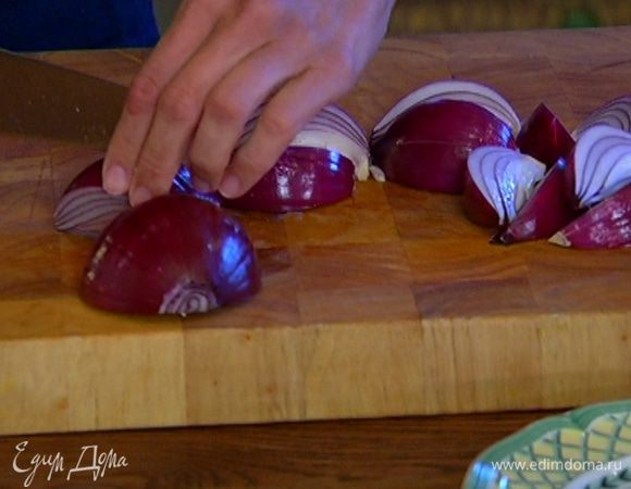 Луковицы почистить и нарезать дольками.