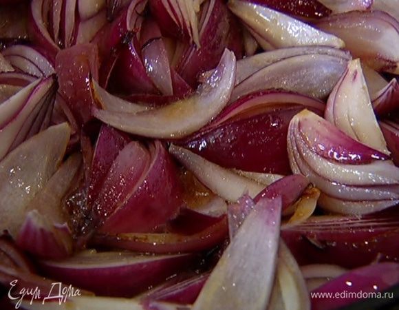 Разогреть в сковороде оливковое и сливочное масло, выложить лук, посыпать его сахаром и закарамелизировать.