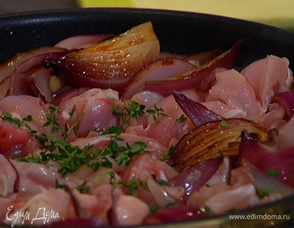 Добавить к луку куски мяса и листья тимьяна, перемешать и обжарить кролика до золотистого цвета.