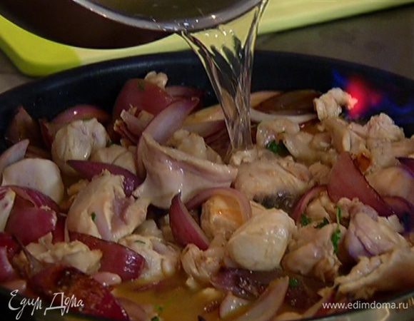 Влить коньяк и дать ему испариться, затем влить бульон, посолить, поперчить и подождать, пока жидкость выкипит (крышкой не накрывать!).