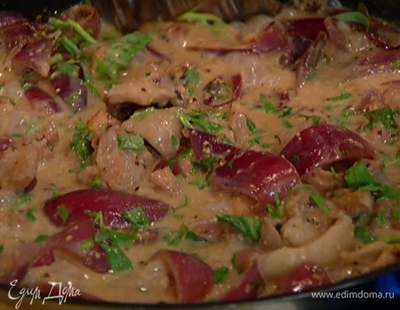 Тархун мелко порубить, посыпать мясо и перемешать, затем выключить огонь.