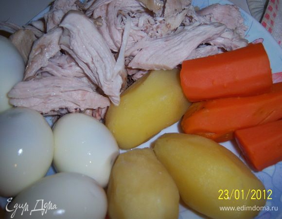 мясо, картошку, морковь почистить и сварить в подсоленной воде, а яйца сварить и потом очистить от скорлупы.