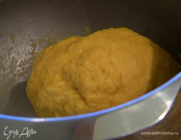 Не переставая вымешивать, по одному ввести 6 яиц и 1 желток. Когда тесто станет однородным, сформировать из него шар и оставить при комнатной температуре.