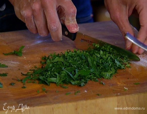 Петрушку мелко порубить.