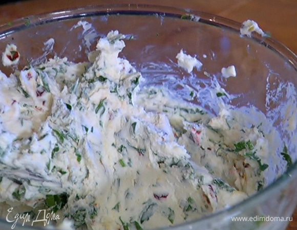 Приготовить начинку: в козий сыр добавить яичный белок, петрушку, цедру лимона и паприку, немного посолить, поперчить и все перемешать.