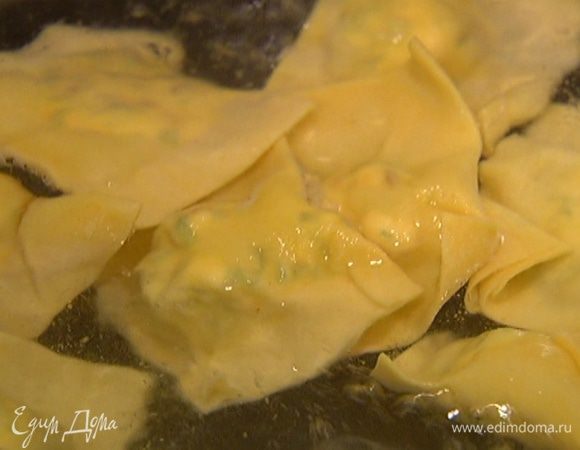 Отварить равиоли в кипящей подсоленной воде. 